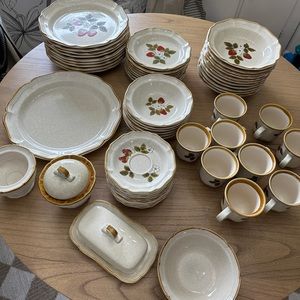 Mikasa Strawberry Festival dinnerware